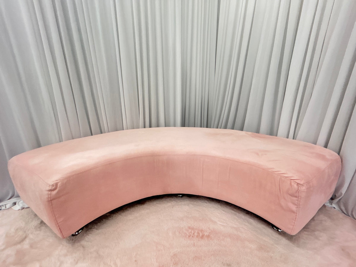 Bench CURVED Light Pink – Lounge Party Rentals